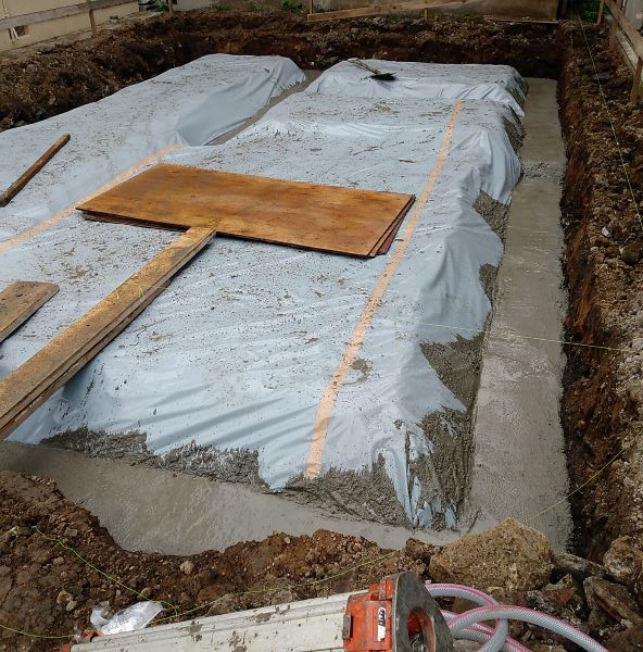 砕石地業。防湿シート敷き込み、捨てコンクリート打設 